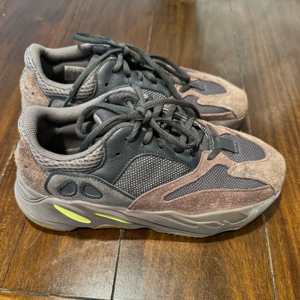 YEEZY BOOST 700 - MAUVE - SIZE 6 - GOOD CONDITION